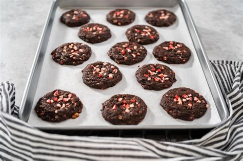 Galletas De Chocolate Con Chips De Menta Foto Premium