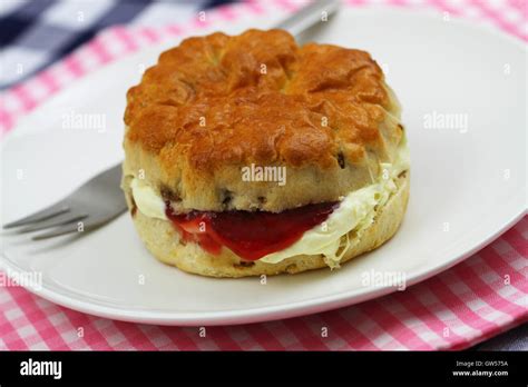 Hecho en casa inglés scone coagulado tradicional con crema y mermelada