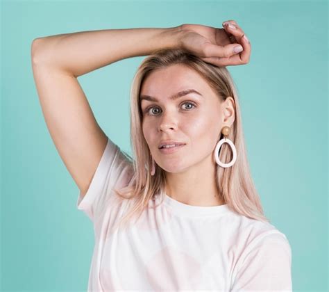 Mod Le Blonde Mignonne Posant Studio Shot Photo Gratuite