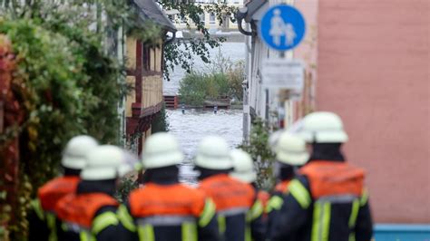 Hochwasser Schwere Sturmflut Setzt Der Ostsee K Ste Zu Eine Tote