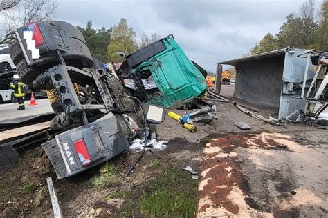 Schwerer Lastwagen Unfall Auf Der A 27 Beide Fahrtrichtungen Gesperrt