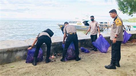 Polres Kaimana Bersih Bersih Di Pantai Bantemi Terkumpul Puluhan