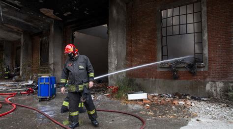 Incendio Nellex Snia Di Varedo Monza Bruciano Tonnellate Di Rifiuti