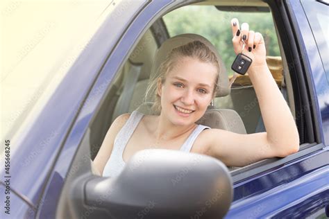 Jeune conductrice blonde dans sa première voiture Jeune permis de conduire Stock Photo Adobe