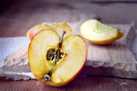 Why Do Apples Turn Brown? How To Keep Apples From Turning Brown?