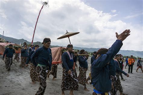 Keraton Yogyakarta Gelar Labuhan Di Pantai Parangkusumo