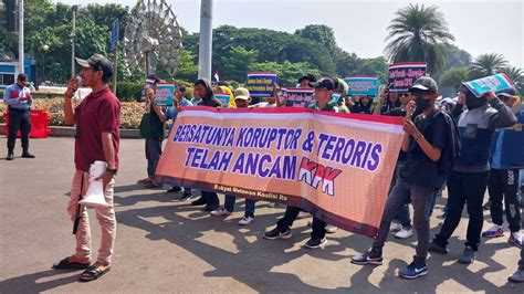 Sejumlah Massa Gelar Aksi Dukung KPK Tak Takut Lawan Koruptor