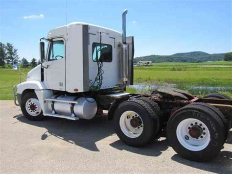 Freightliner 2002 Daycab Semi Trucks