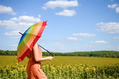 Belle Fille Joyeuse Tenant Le Parapluie Multicolore Dans Le Domaine De