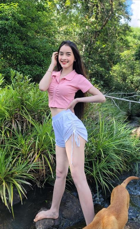 Cô sơn nữ dân tộc Ba Na vừa tròn tuổi nhan sắc chuẩn hot girl vóc dáng gợi cảm hớp hồn cư