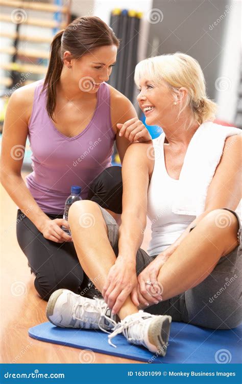 Mujer Que Hace Estirando Ejercicios En Gimnasia Imagen De Archivo