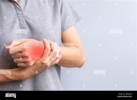 Une Femme Qui A Une Douleur Au Poignet Parce Qu Elle A Utilis Un