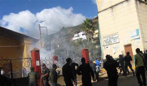 Huánuco pobladores atacan con piedras y palos a