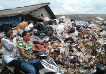 Sampah Di TPS Pasar Baru Majalaya Dibiarkan Menumpuk Timbulkan Bau