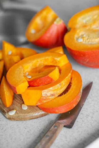 Solo Corte Para Comer Preparando Rodajas De Calabaza En Una Tabla De