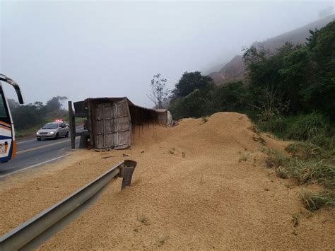 Carreta carregada ração tomba na BR 267 em Juiz de Fora Zona da