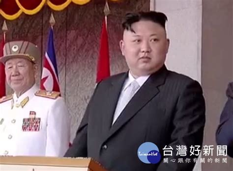 北韓慶祝太陽節 金正恩西裝亮相閱兵