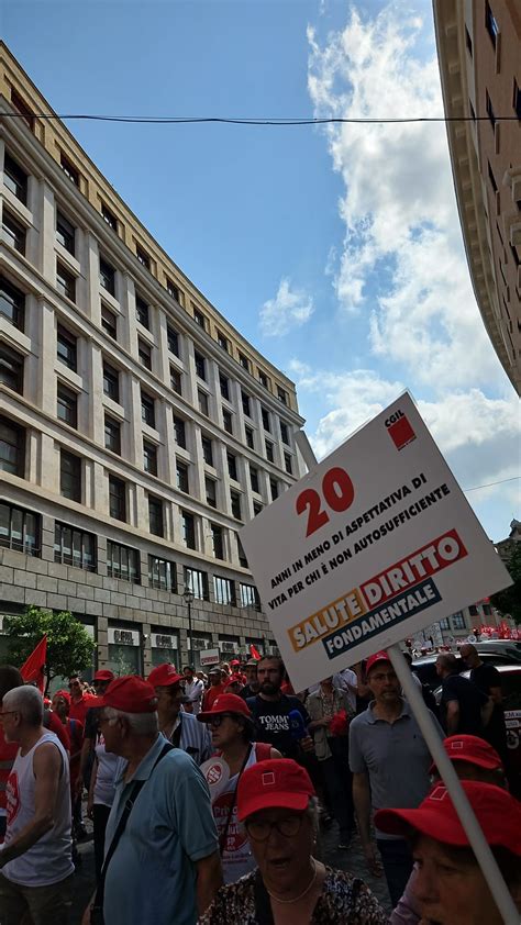 Cgil in piazza migliaia in difesa della sanità pubblica Con Landini