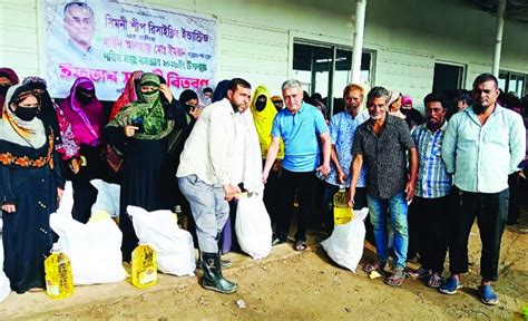 পাঁচ শতাধিক পরিবারের মাঝে ইফতার সামগ্রী বিতরণ দৈনিক আজাদী