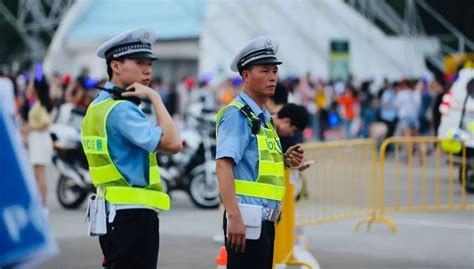 【视频｜男子被查酒驾，同车女友辩称因与她接吻沾有酒气吃饱喝足后】傻大方