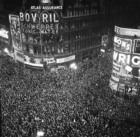 25 Vintage Photos Of Wild NYE Parties Of The Past Piccadilly Circus