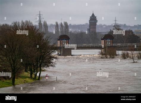 Hochwasser An Der Ruhr Nach Tagelangen Starken Regenfällen Führt Die