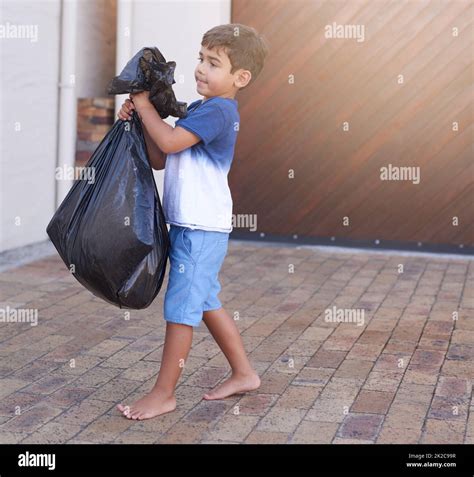 Sacar la basura niños fotografías e imágenes de alta resolución Alamy