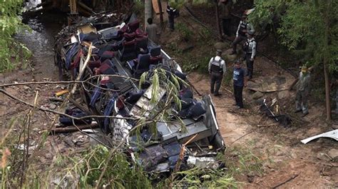 Vídeo Fallecen 29 Personas Al Caer Un Autobús Por Un Barranco De 20 Metros En México