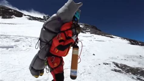 VIDÉO En pleine zone de la mort de lEverest un sherpa sauve un