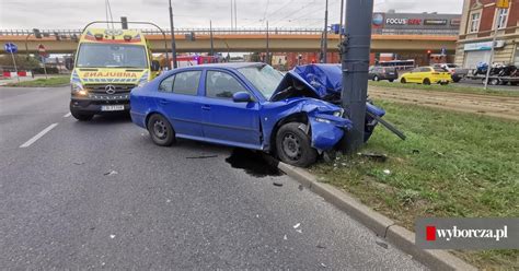 Wypadek Na Ul Jagiello Skiej W Bydgoszczy Samoch D Uderzy W Latarni