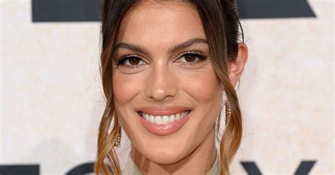 Iris Mittenaere Nue Sous Un Corset Transparent Lancienne Miss