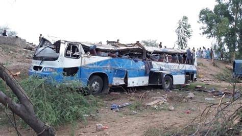 Reportan19 Muertos Y 14 Heridos Al Caer Un Autobús Por Barranco En