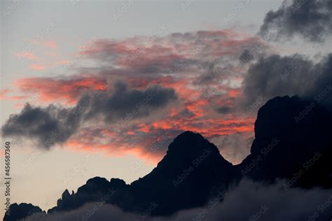 La Bellezza Dei Panorami Delle Dolomiti Immersi Nelle Famose Montagne