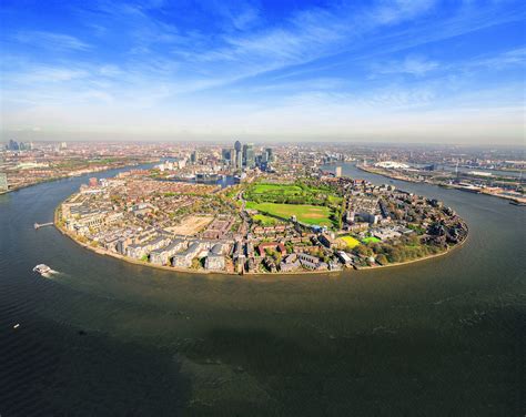 Why Isle of Dogs Riverfront Luxury Houses Command a Premium 34