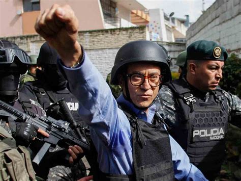 Con Casco Y Chaleco Antibalas Vota El Suplente De Villavicencio En Ecuador