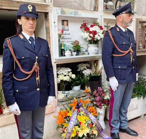 Picchetto Donore Sulla Tomba Del Commissario Mancini Al Cimitero