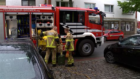 Unterführung überflutet Bremer Feuerwehr befreit Menschen aus Auto