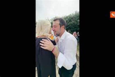 Marine Le Pen Arriva A Pontida Salvini Le Dona Libro Sui Ponti Pi