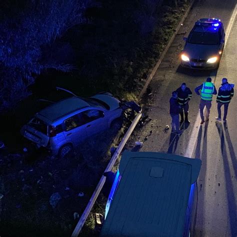 Incidente Sulla Messina Palermo All Altezza Di Capri Leone Auto Fuori