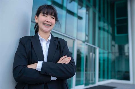 Retrato De Una Mujer De Negocios Exitosa Mujer Hermosa Que Va A