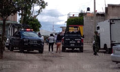 Lo Alcanzan Cinco Hombres Uno De Ellos Saca Un Arma Y Le Dispara En La