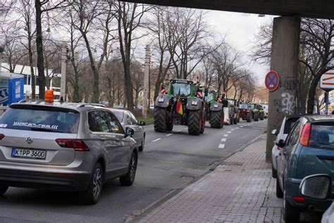 Nema Ka Drugi Dan U Totalnoj Blokadi Traktori Blokirali Glavne