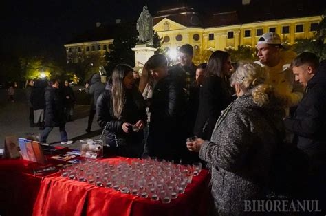 Lumanari Si Emotii In Curtea Palatului Baroc Din Oradea S Au Aprins