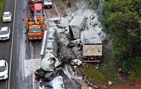 Colis O Frontal Entre Duas Carretas Deixa Um Motorista Morto E Outro Em