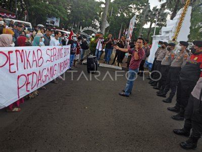 Aksi Demo Pedagang Protes Pungutan Liar Antara Foto