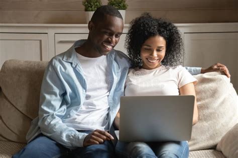 Une Pouse Afro Am Ricaine Souriante Assise La Maison Avec Son