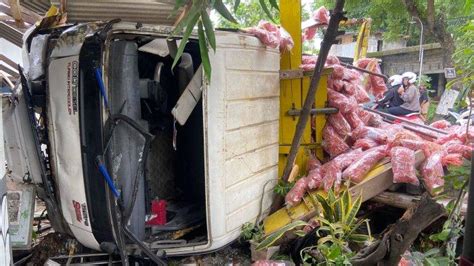 Truk Makanan Ringan Hantam Pohon Dan Teras Rumah Di Ponorogo Muatan