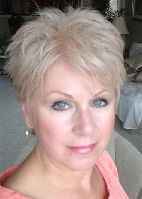 Pin By Pierrette Emond On Cheveux Short White Hair Short Hair With