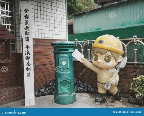 Caixa De Correio Mais Antiga De Taiwan Com Figura De Carteiro Animado ...