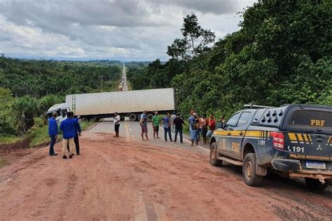 Trecho da BR 174 é liberado após caminhão ficar atravessado na via por